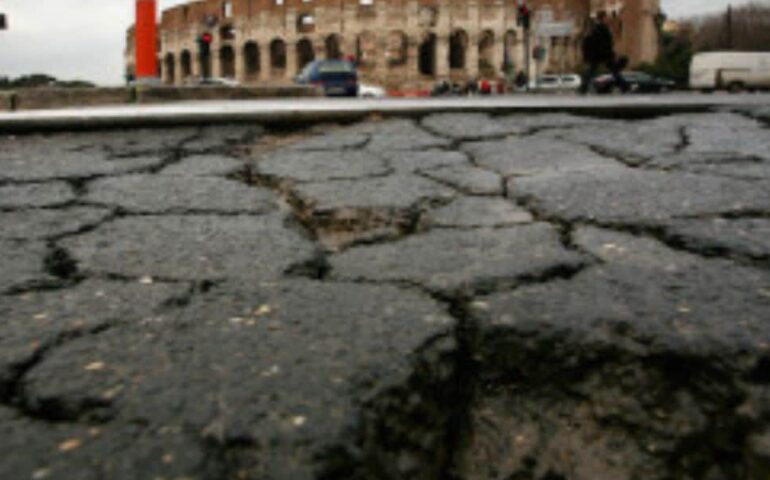 Roma disseminata di buche stradali: danni in aumento del 27%. Gualtieri corre ai ripari