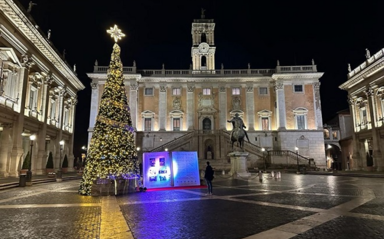 Brilla in Piazza del Campidoglio l’Albero di Natale dedicato alla Costituzione Italiana