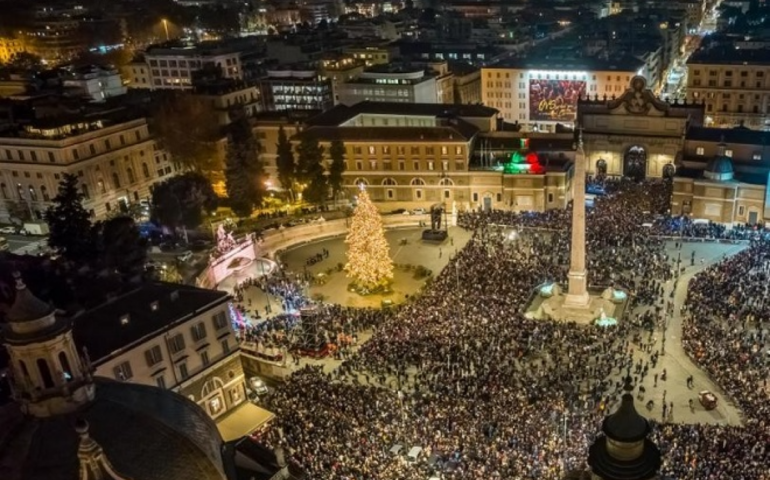 La luce del Natale pervade Piazza del Popolo e via del Corso: accesi albero e luminarie