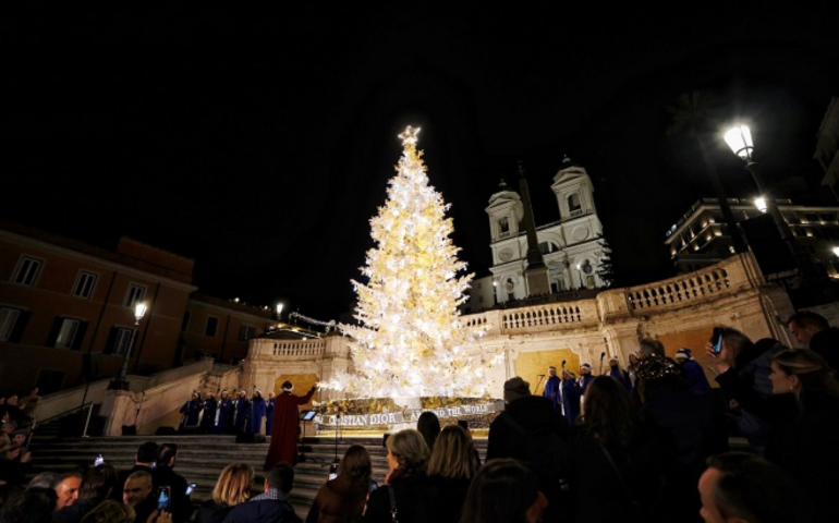 Piazza di Spagna, si accende l’albero di Natale firmato Dior