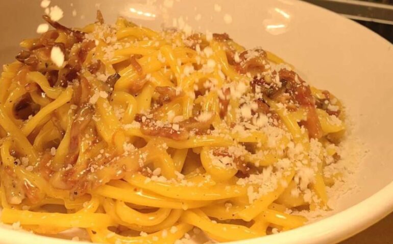 Ristoratore italiano a Londra elimina la carbonara dal menù: “Troppi mi chiedevano di snaturare la ricetta”