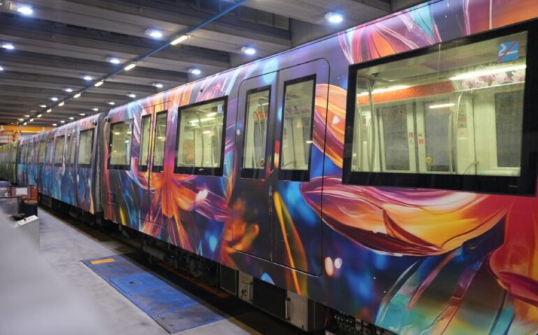 A Roma un treno ‘floreale’ sulla metro A per promuovere la mobilità sostenibile