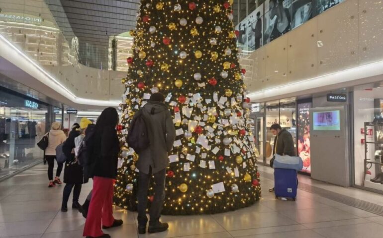 “Caro Babbo Natale, trovami una casa”: a Termini l’albero con le letterine cariche di desideri e speranze