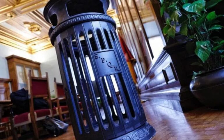 Roma, arrivano i nuovi cestini della spazzatura: sono in plastica riciclata