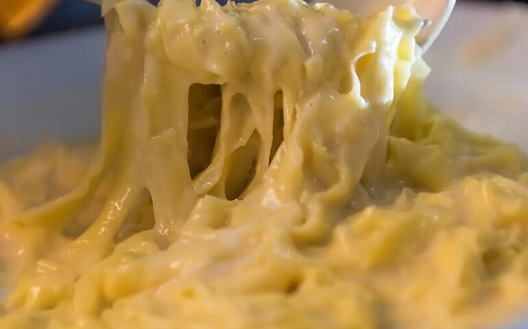 La carbocrema, le fettuccine Alfredo e i funghi nella carbonara: la deriva della cucina tipica romana per l’influenza italo-americana