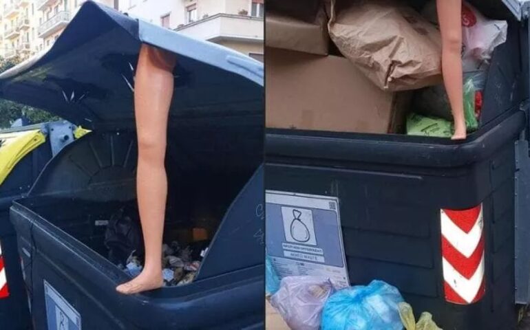 La foto della gamba di un manichino nella spazzatura a Roma scatena i commenti, tra amarezza e ironia