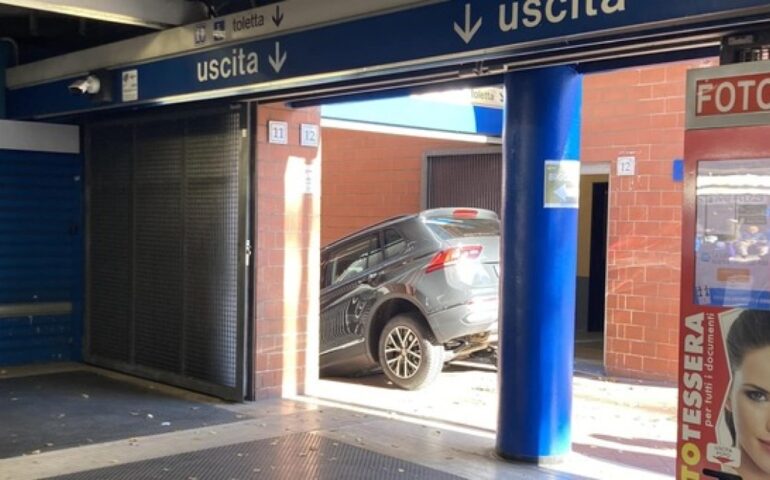 Roma, entra con l’auto nell’accesso della stazione della metro B: il veicolo rimane bloccato sulle scale del sottopassaggio