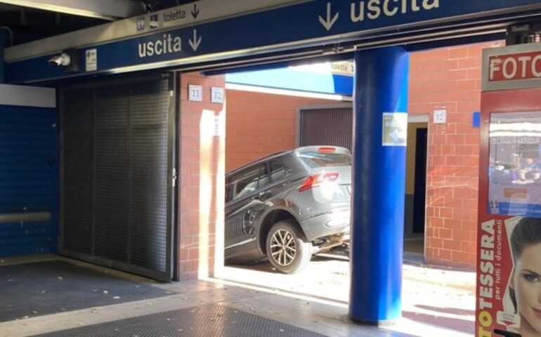 Roma, entra con l’auto nell’accesso della stazione della metro B: il veicolo rimane bloccato sulle scale del sottopassaggio