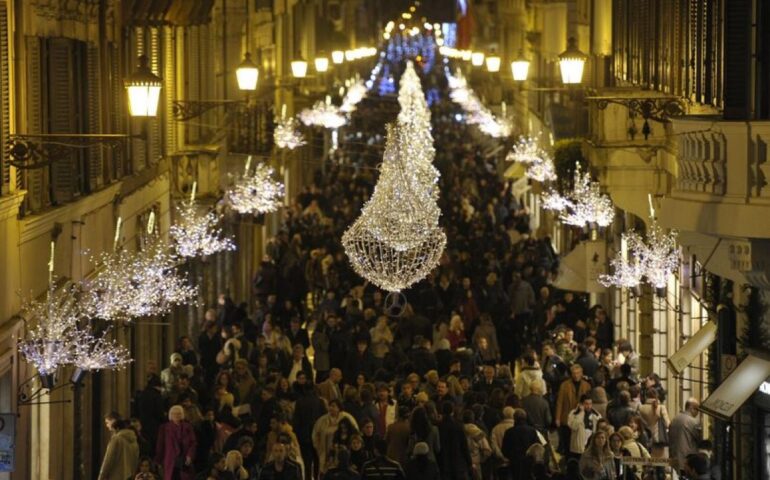 Natale a Roma, accese le prime luminarie