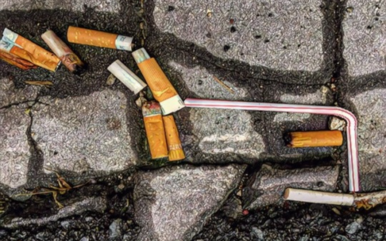 Roma invasa dalle cicche di sigarette: ogni giorno in città se ne producono 11 milioni