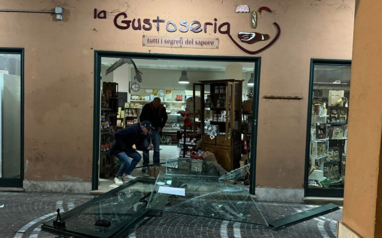 Frosinone, sfondano la vetrina di una gastronomia e rubano decine di salumi e prosciutti