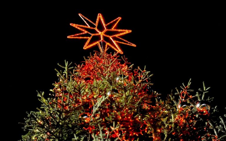 L’albero di Natale del Campidoglio si illumina per celebrare il 75° anniversario della Costituzione Italiana