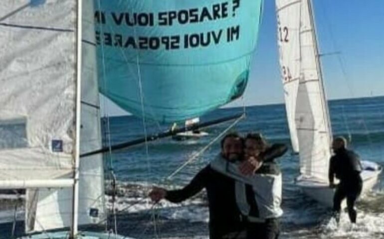 Terracina, “Mi vuoi sposare?”, la proposta di matrimonio arriva sulla vela durante una regata