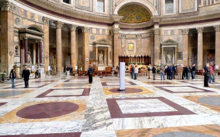 Roma, restaurati i magnifici pavimenti di marmo policromi del Pantheon