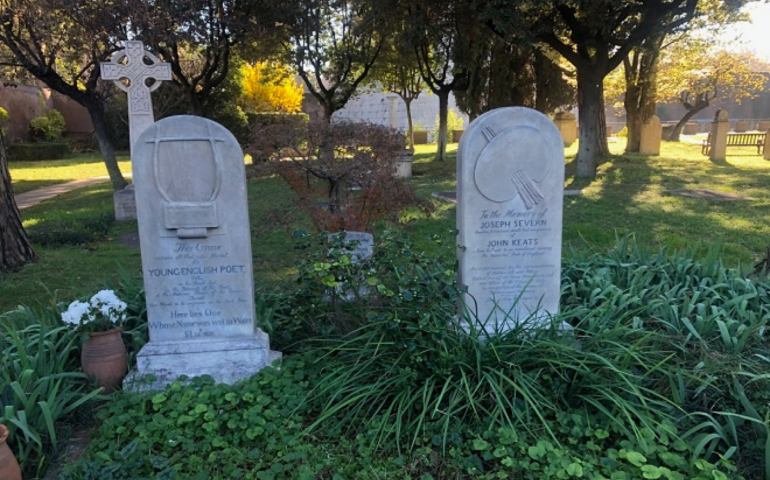 Alla scoperta di Roma: il Cimitero Acattolico per gli Stranieri, un’oasi di pace nel cuore di Testaccio