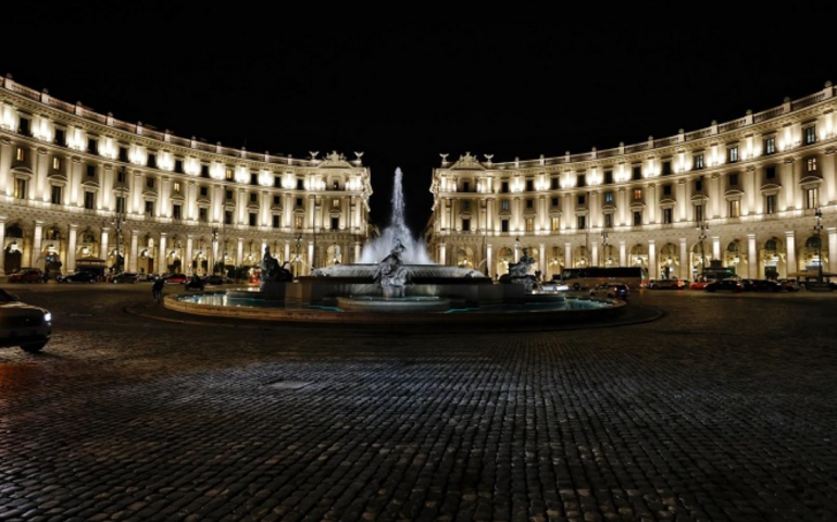 Piazza della Repubblica, il Sindaco inaugura la nuova illuminazione