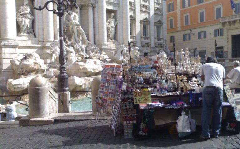 Invasione di venditori abusivi nel centro storico di Roma: dalle false griffe all’acqua, ogni prodotto è in vendita