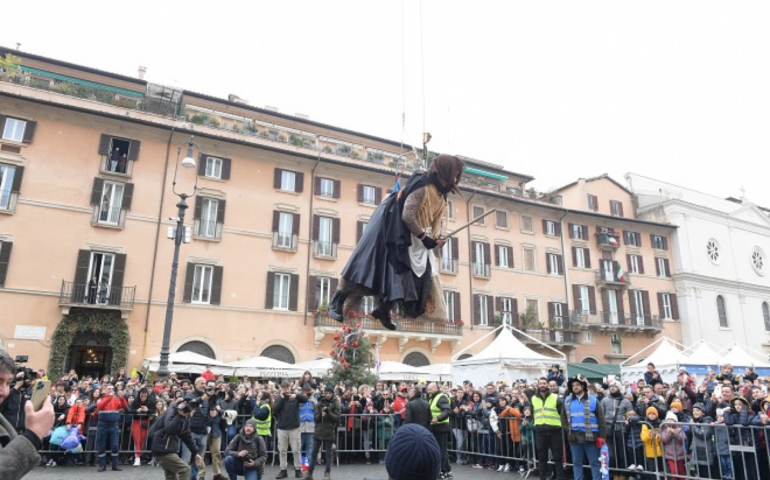 Piazza Navona, la pioggia non ferma la Befana