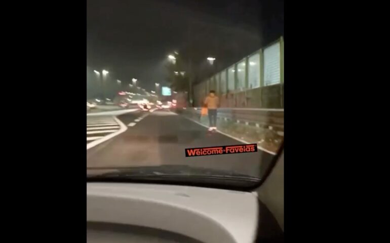 Paura sul Grande Raccordo Anulare: un uomo sfreccia in monopattino tra le auto