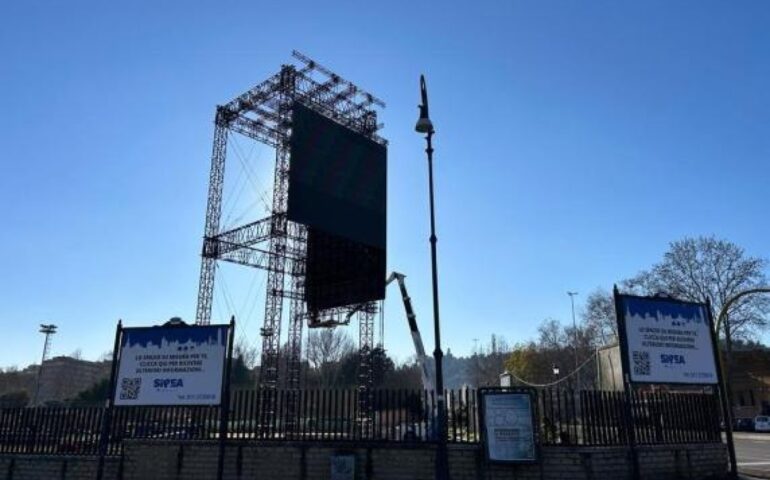 Cos’è quella alta torre di tubi innocenti con due grandi schermi che preoccupa i residenti del quartiere Flaminio?