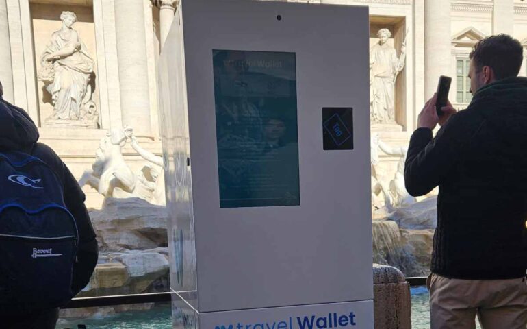 Una misteriosa installazione è comparsa davanti alla Fontana di Trevi. Di cosa si tratta?