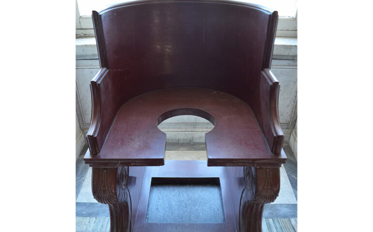 La sedia stercoraria del Papa. Ai musei Vaticani l’oggetto tra storia e leggenda di una papessa