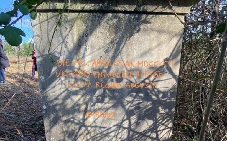 Villa Ada, rinvenuta stele della Festa dell’Albero del 1902