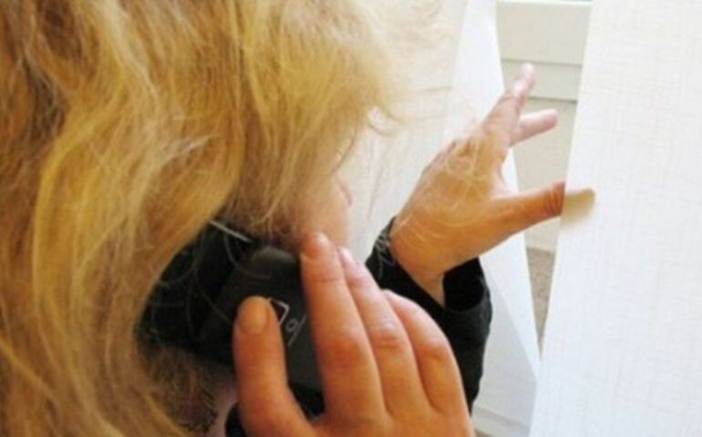 Roma, lascia escrementi davanti alla porta e costringe i vicini a cambiare casa: a processo stalker 62enne