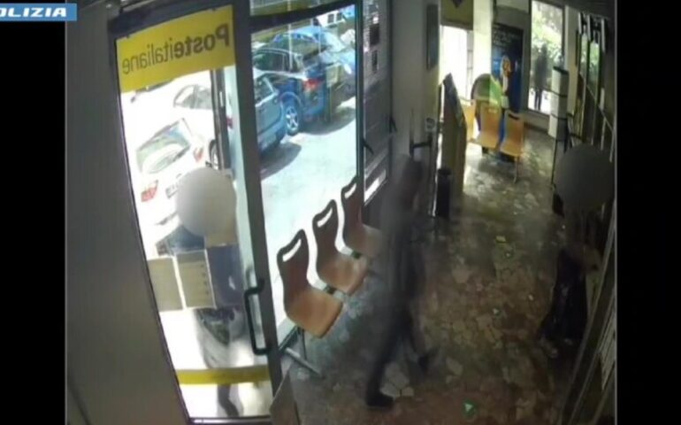 Rapine in uffici postali a Roma, presa la banda dei vecchietti