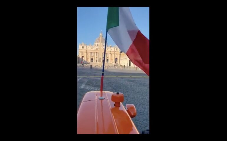 Protesta degli agricoltori dal Papa: ecco la foto del trattore che entra a San Pietro