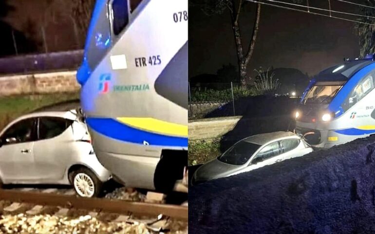 Ciampino, auto travolta dal treno sui binari: ragazza viva per miracolo