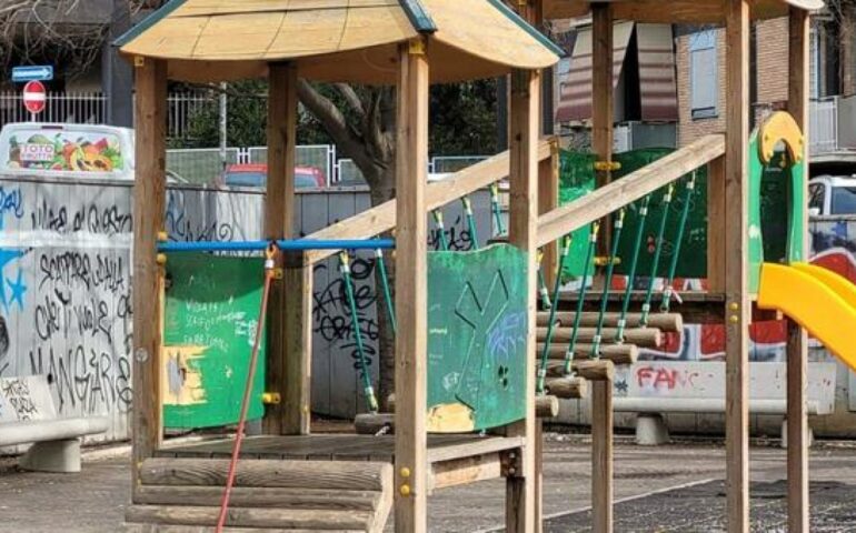 Degrado e incuria: le aree giochi per bambini sotto assedio a Roma
