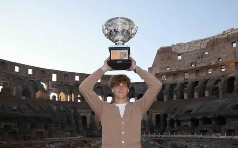 Jannik Sinner come un gladiatore: mostra la coppa ed entra per la prima volta nel Colosseo