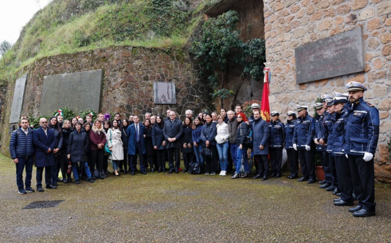 335 fiori germogliano ancora, il ricordo di Roma a 80 anni dall’eccidio delle Fosse Ardeatine