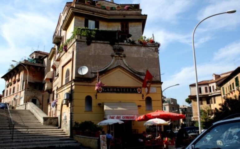 I Cesaroni e il bar della Garbatella: in vendita l’attico del palazzo a un prezzo da capogiro