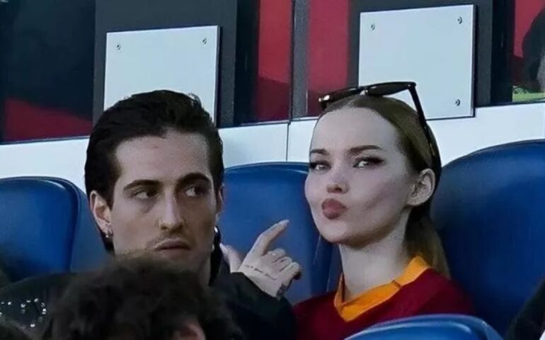 Damiano David e Dove Cameron paparazzati in tribuna allo stadio Olimpico