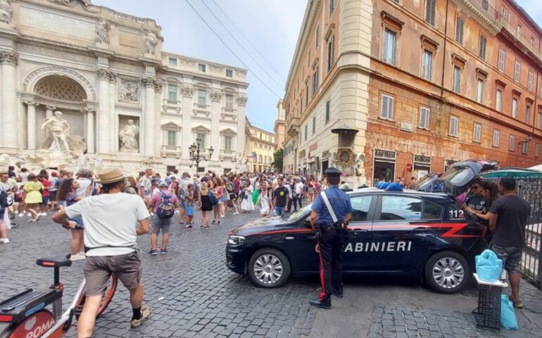 Entra per protesta nella Fontana di Trevi: multa di 400 euro