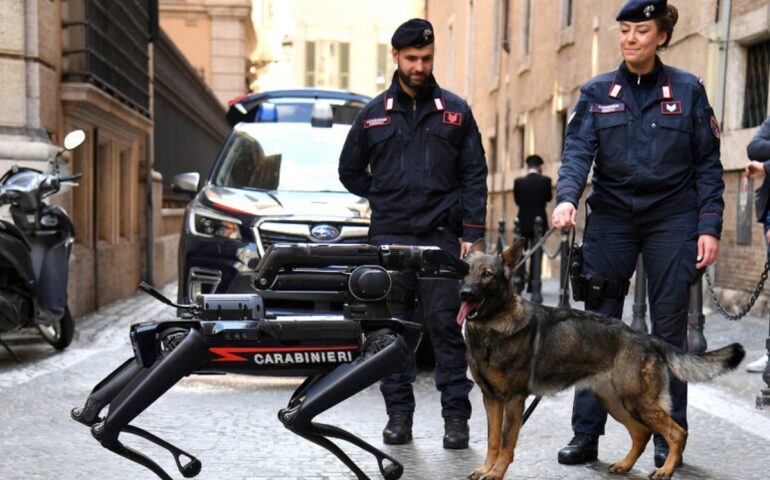 Roma, allarme bomba al Ministero della Cultura: l’esordio di Saetta, il cane-robot degli artificieri