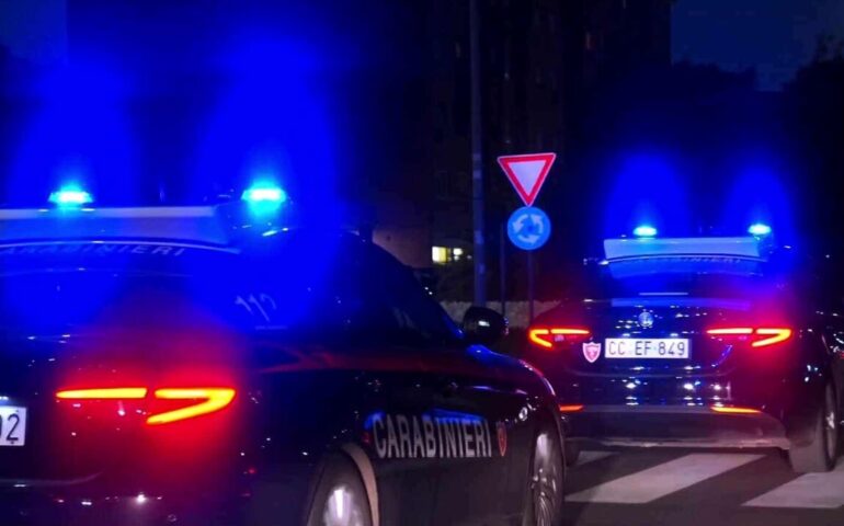 Tor Bella Monaca, in fuga contromano, senza patente e su auto rubata si scontra con i carabinieri