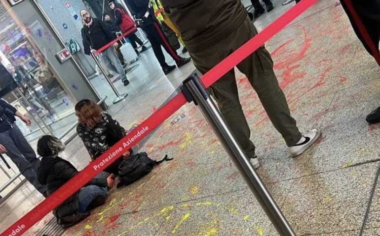 Vernice rossa sui negozi: blitz femminista a Termini contro gli stupri