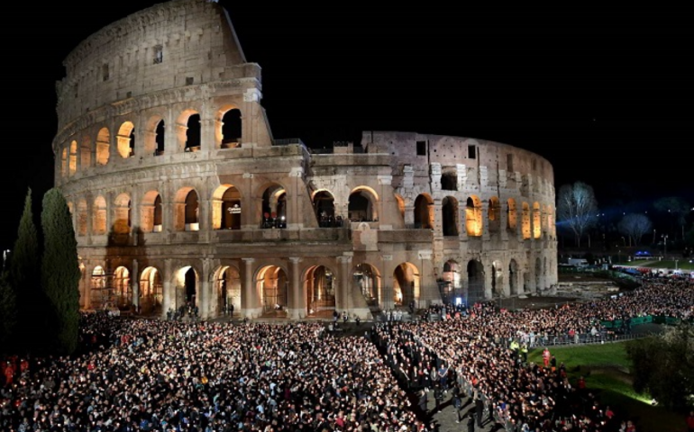 Le spettacolari immagini della tradizionale Via Crucis al Colosseo