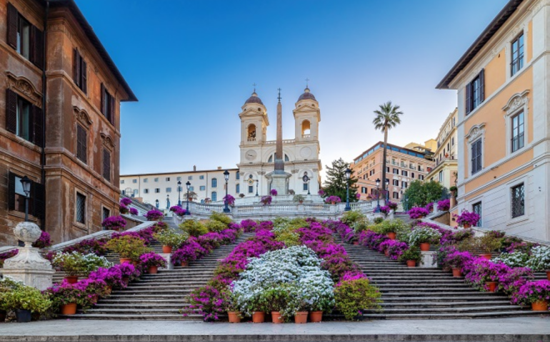 Piazza di Spagna, tornano le azalee: piante bianche e lilla sulla scalinata di Trinità dei Monti