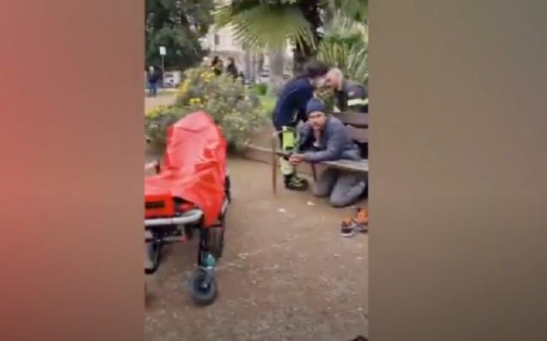 Roma, clochard si addormenta sulla panchina ma rimane incastrato: liberato dai vigili del fuoco