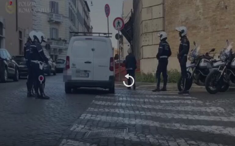 Roma, in contromano o con il portellone aperto per nascondere la targa alla telecamera: fermati i furbetti della Ztl