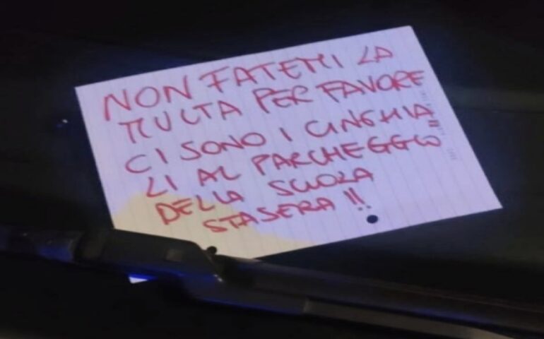 La foto. Il biglietto diventa virale: “Per cortesia, evitate di multarmi, c’è una famiglia di cinghiali nel parcheggio”