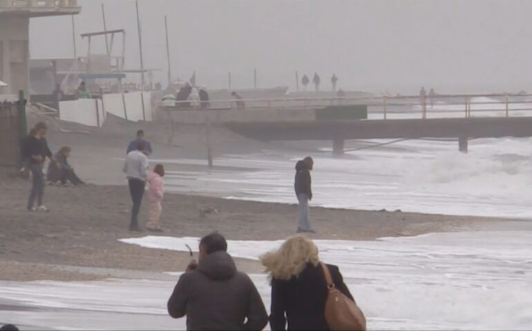 Pasquetta a Ostia, il maltempo non ha fermato gli amanti del mare