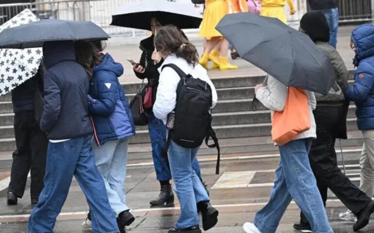 Roma, studenti si riparano dalla pioggia in un bar ma vengono cacciati. Cosa dice la legge