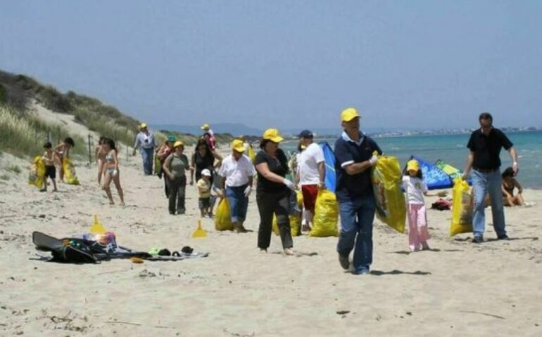Campo di Mare, i cittadini puliscono la spiaggia