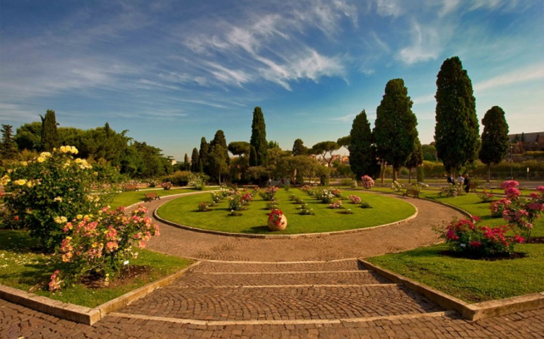 Il Roseto di Roma, storia e curiosità di un giardino sacro: nei giorni scorsi la riapertura