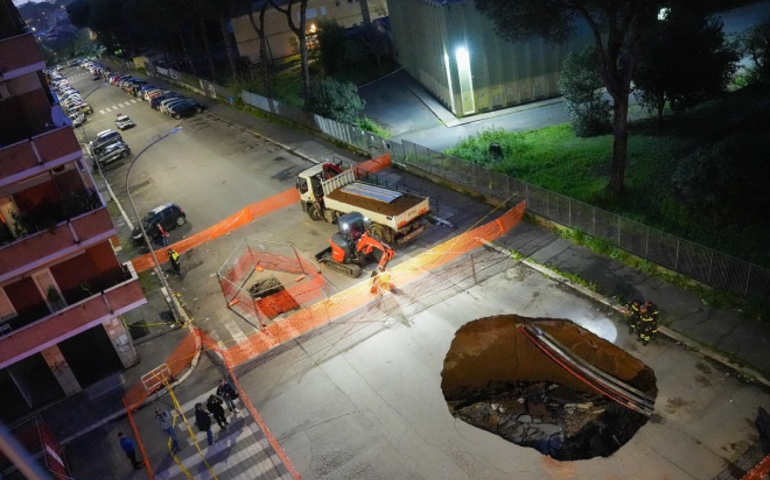 Voragine in via Sestio Menas al Quadraro, sono cominciati i lavori di riempimento
